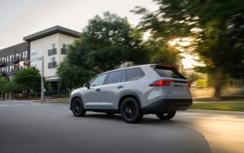 2026 Toyota Highlander Hybrid – 3-Row Fuel Saver